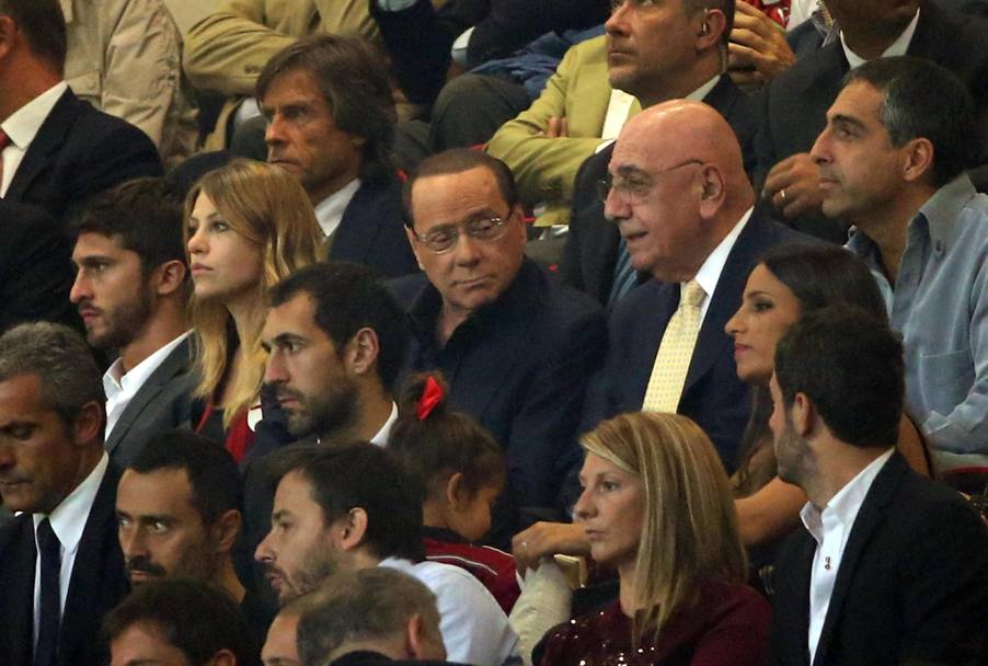 Silvio Berlusconi, con occhiali da vista, siede in tribuna d&#39;onore a San Siro tra la figlia Barbara e Adriano Galliani. In campo la grande sfida tra il Milan e la Juventus (Ansa)